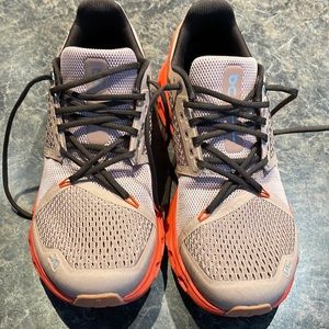 7.5 women cloudflyer basically new - worn maybe 2 times